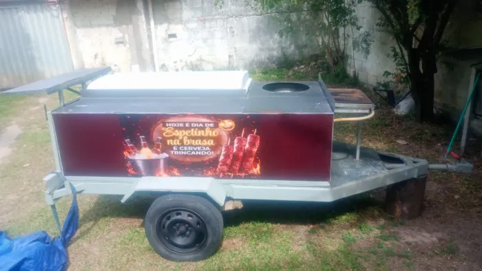 Reboque preparado para trabalhar com vendas de bebidas churrasco e milho cozido 