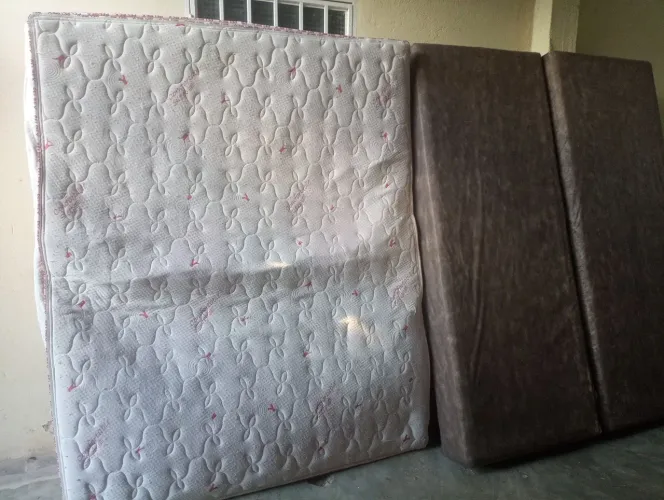 Vende-se Cama Box casal Pelmex, com molas ensacadas