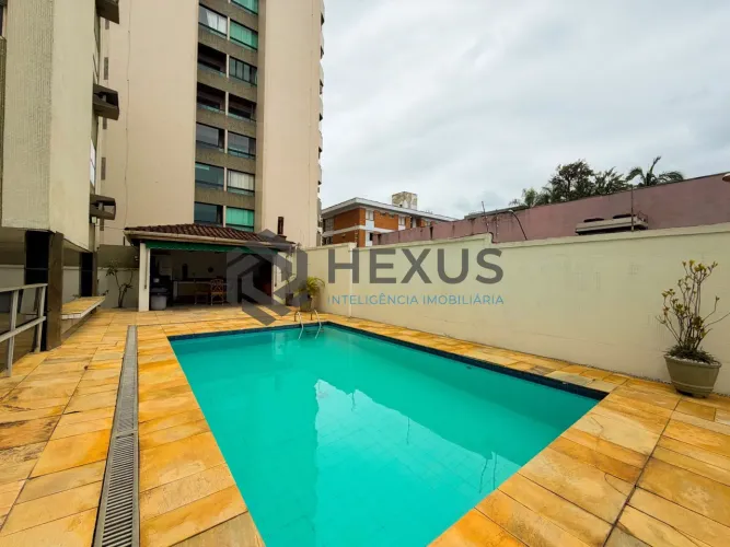 Apartamento com varanda e lazer a 400m da praia na região do Jardim Três Marias na Enseada