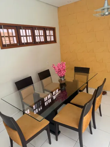 Vendo mesa com 6 cadeiras.