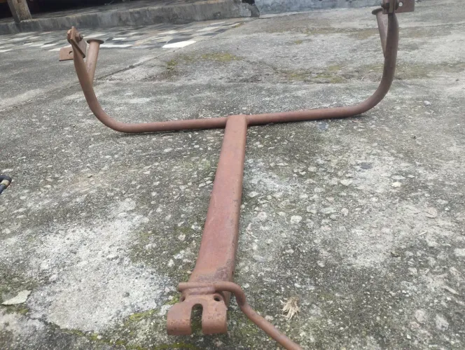 Suporte do estepe caminhão mercedinho 608