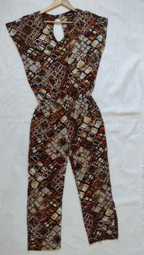 Macacão estampado decote em V 