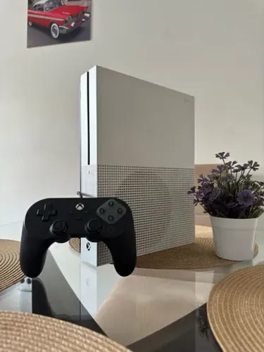 Xbox One S + 3 meses de garantia - PLAYHOUSE