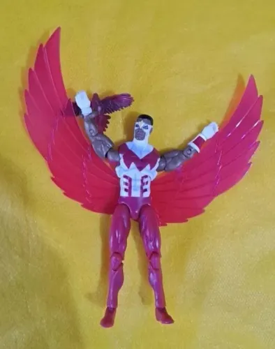 * MT Falcão 10cm + Asa Vermelha Marvel Universe