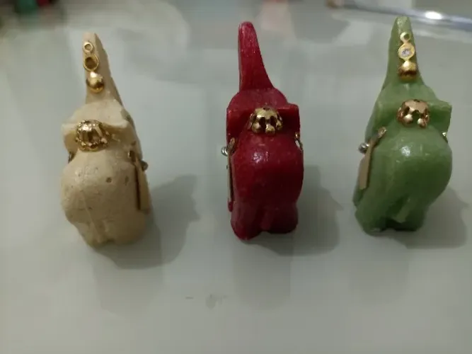 Escultura elefantinho multicoloridos em resina 
