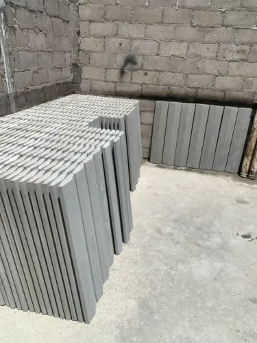 Pingadeiras e rufos frisados em concreto vibrado