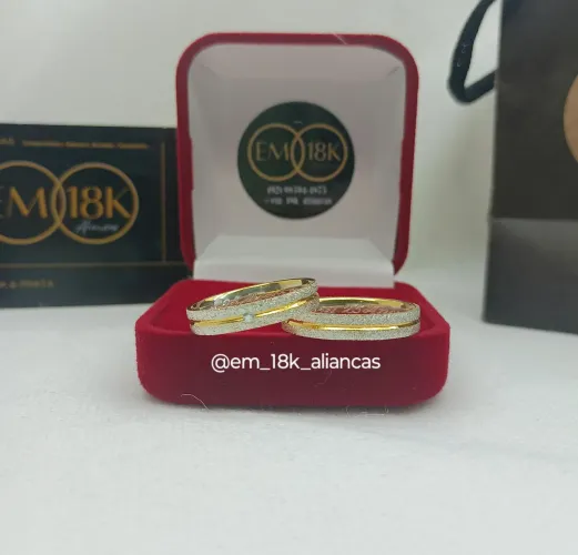 Par de Alianças Em Prata banhado a Ouro - Gravação incluso - caixinha