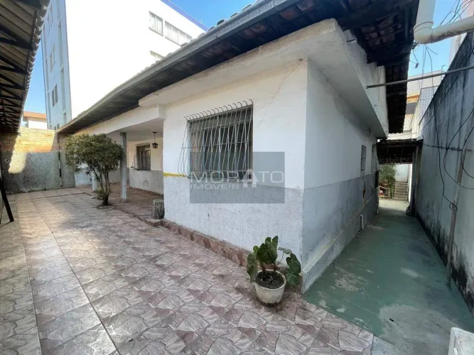 Casa com piscina 03 Quartos, 01 Suíte, 05 Vagas. Eldorado- Contagem.