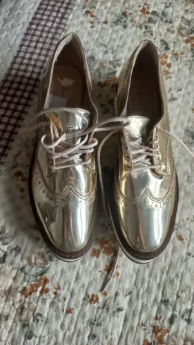 Sapato dourado 34