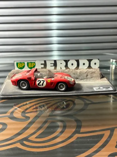 ? Mini Diorama Ferrari Dino 268 SP #27 - Scarfiotti & Baghetti | Le Mans 1962