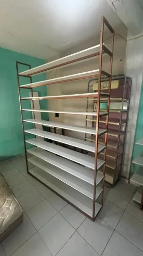 Estante em MDF e Metalon na Cor Champagne