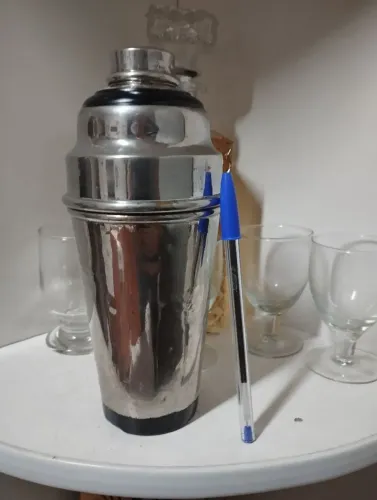 Coqueteleira de Metal Vintage Latão com banho de Prata.