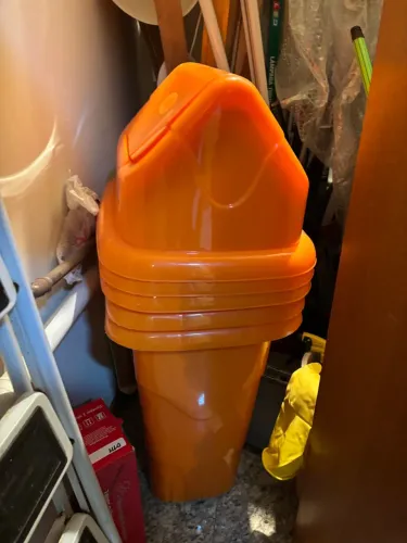 Lixeiras grandes de plástico laranja