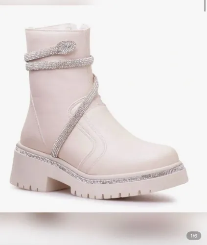 Botinha tratorada off white 34 com detalhes em strass