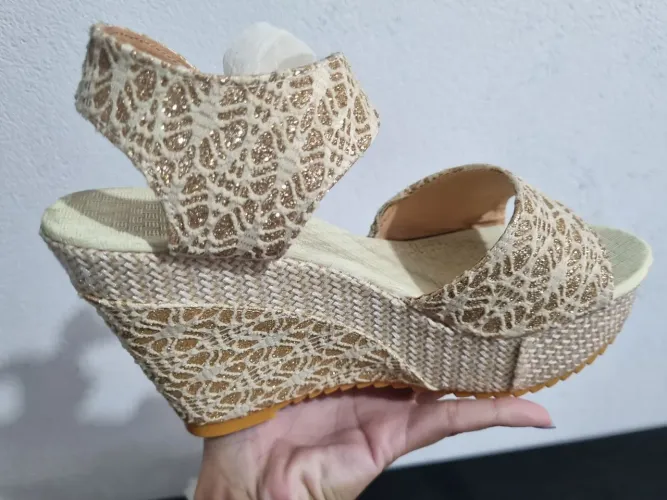 Sandália plataforma bege com glitter