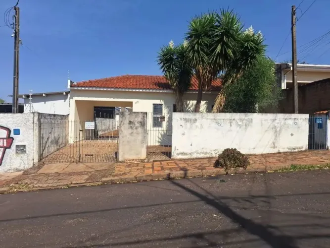 Locação de Casas / Padrão na cidade de Araraquara