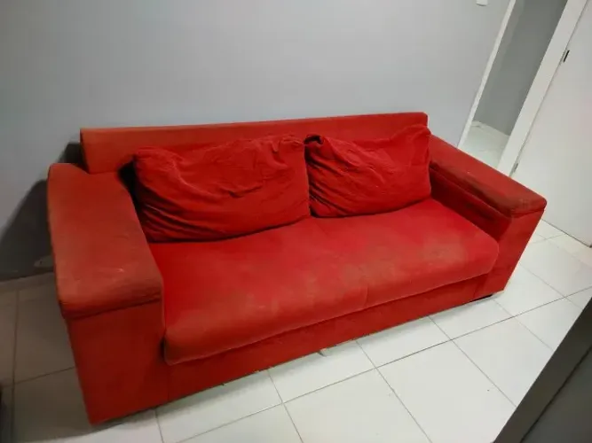 Sofá vermelho 3 lugares - 100,00