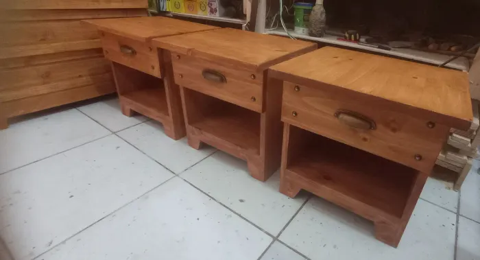 Mesinha de cabeceira em madeira pinus