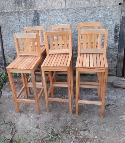 Banco alto resistente de madeira maciça