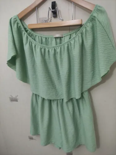 YESSICA MACACÃO OMBRO A OMBRO TAM M ( 44-46) 45,00<br>Verde<br>Altura short 40cm