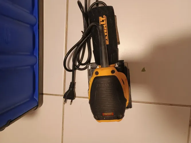 Lixadeira Orbital Dewalt
