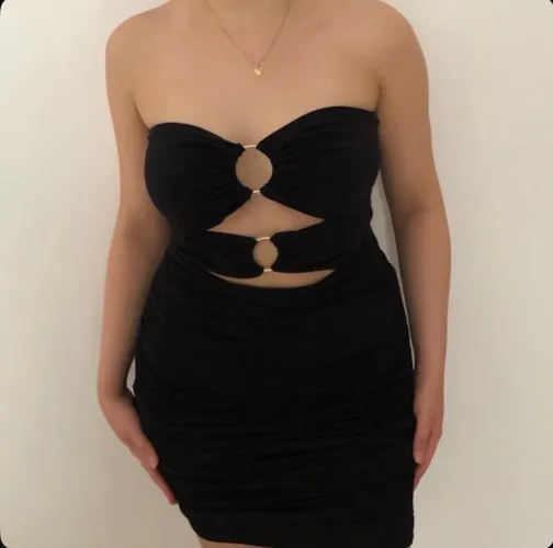 Vestido preto com argolas