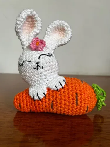 Coelhinho com Cenoura em Crochê Amigurumi Coelhinha Páscoa Pelúcia