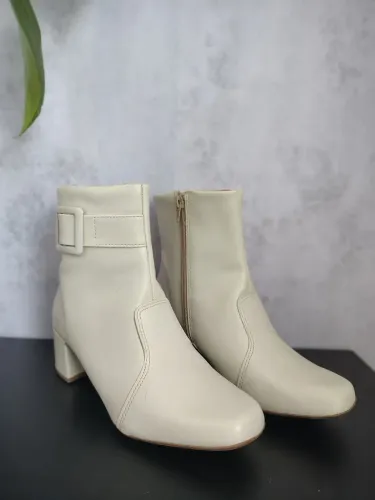 Bota Off White Feminina - Elegância e Conforto!
