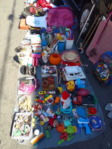 Brechó de Rua / Roupas, sapatos, bolsas, brinquedos, eletros, utensílios, tapetes e etc