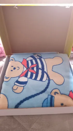 Cobertor infantil novo na caixa e leva um velotrol 