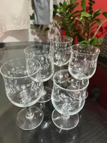 Conjunto de Taças de Cristal Decoradas
