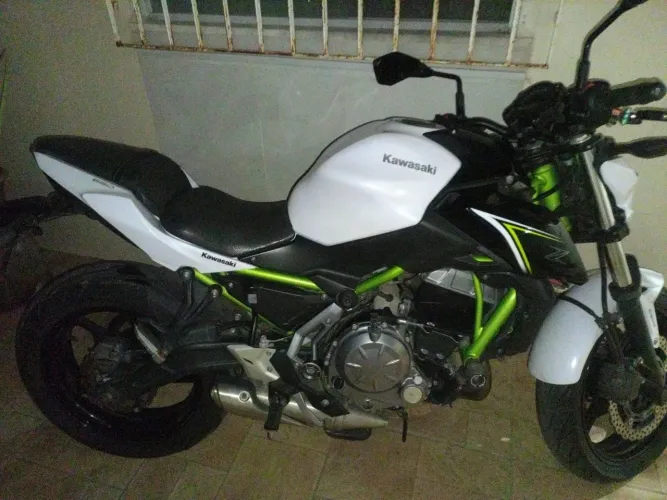 Kawasaki super conservada baixo km.
