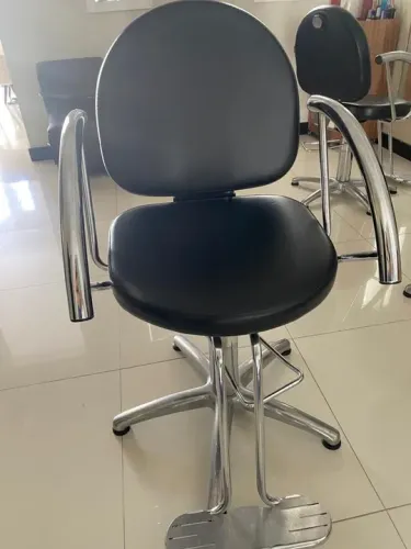 Cadeira de Cabeleireiro - Preta - Semi nova