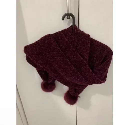 Cachecol da H&M de veludo vinho com pompons