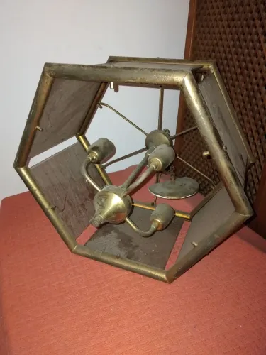 Lustre hexagonal em bronze e vidros.