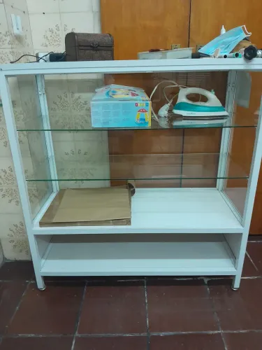 Balcão para comércio em ferro e prateleiras de vidro 