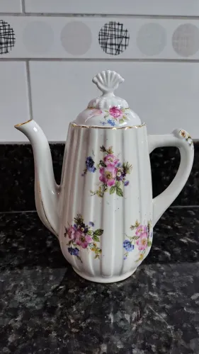 Bule de porcelana com ornamentos e florais