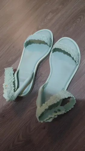 Sandálias Melissa com detalhes florais