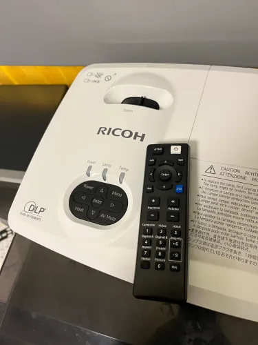Projetor Ricoh USA PJ X2440, XGA HD, 3100 Lumens