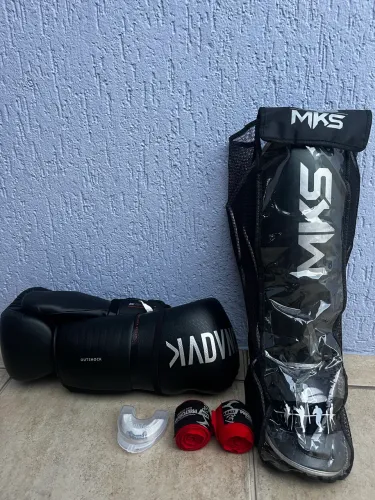 KIT para Muay Thai, usado apenas uma vez.