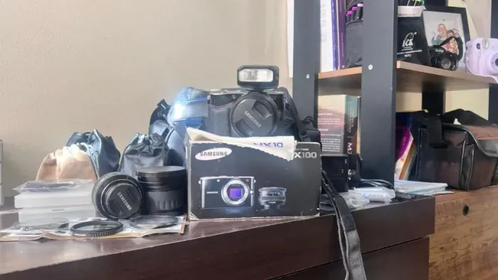 Câmera Samsung NX100 Mirrorless + 2 Lentes + Flash + Cartão 32GB + Filtros (Kit Completo)