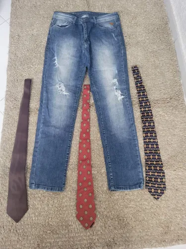 Calça jeans + 3 gravatas