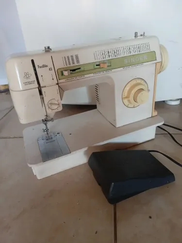 Máquina de costura singer