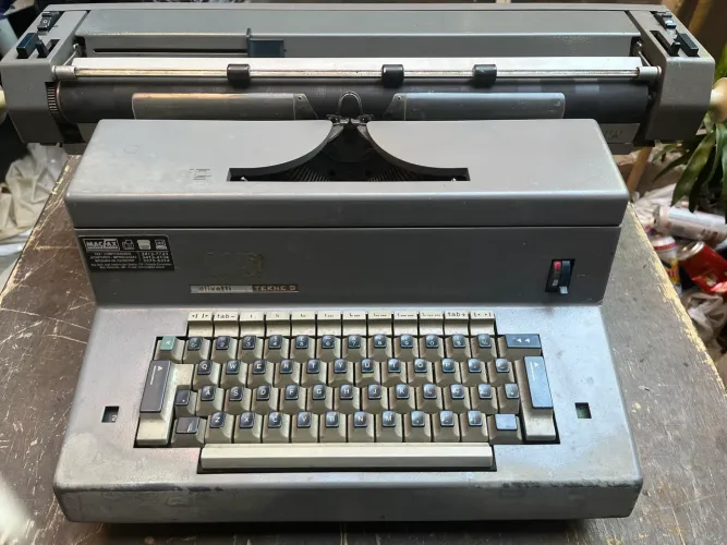 Maquina de escrever antiga Olivetti Industrial S.A., modelo Tekne 3