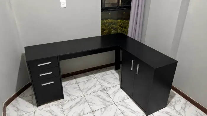 Mesa de escritório com armário 