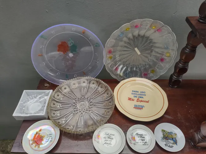 Pratos pra bolos, cinzeiro e pratinhos. 35$