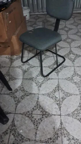 Provado de roupa e cadeira pra computador