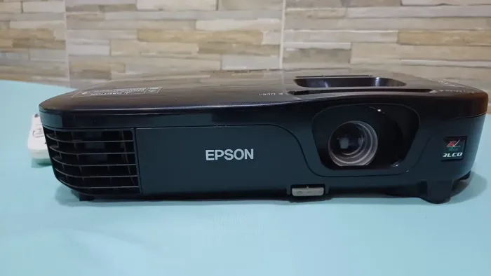 Projetor Epson com tela retrátil 