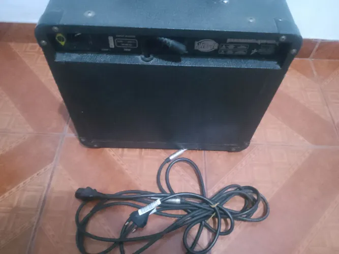 Caixa de som semi nova 