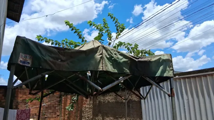 Vendo tenda com lona rasgada